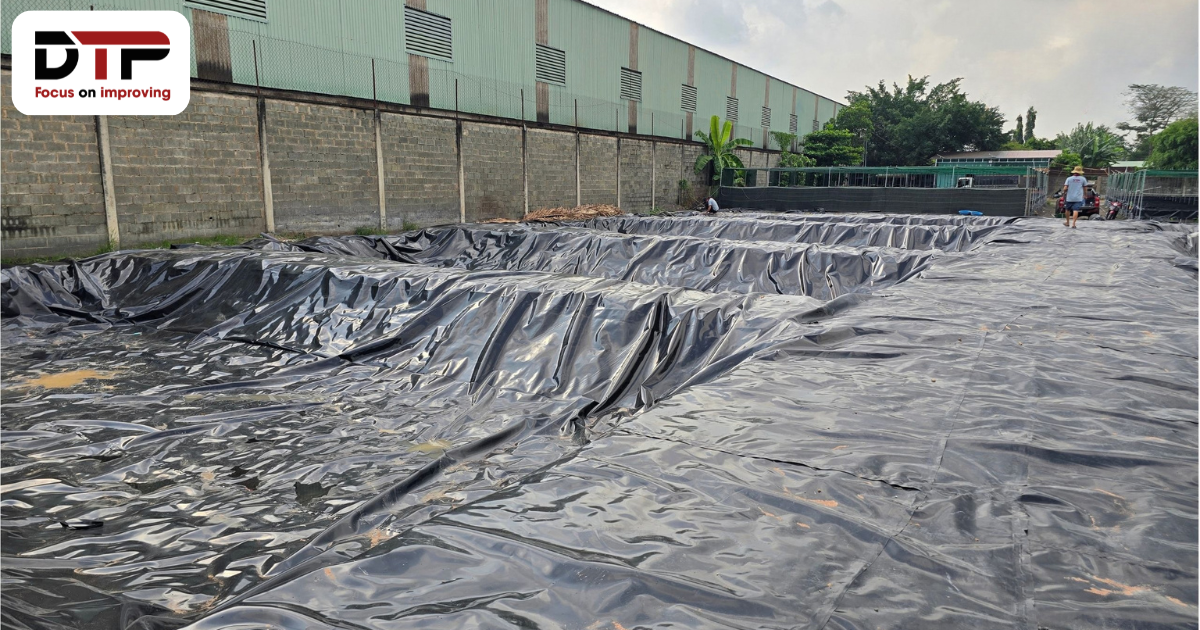 Bờ ao đất cát được phủ bạt HDPE ra ngoài để chống sạt lở