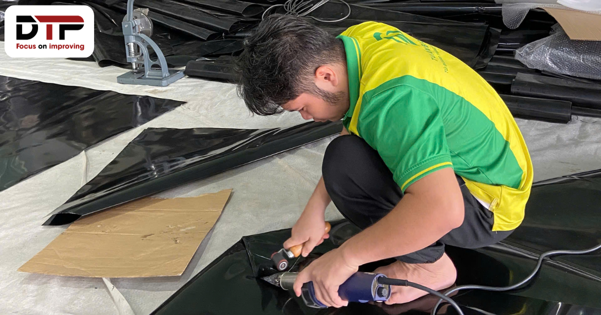Kỹ thuật viên dùng máy khò nhiệt cầm tay xử lý điểm ra máy trên bể tròn HDPE