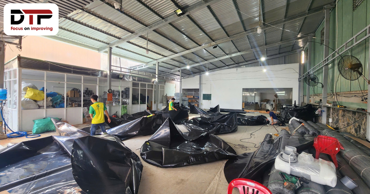 Kỹ thuật viên ra bạt HDPE theo kích thước bể tại xưởng DTP
