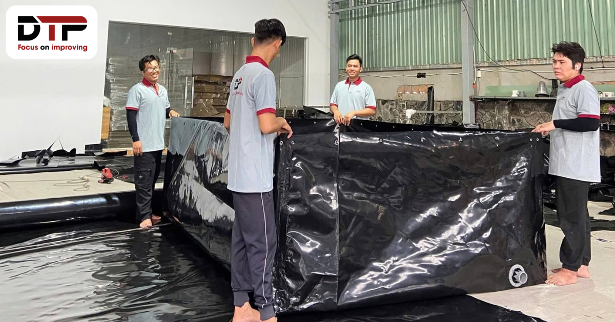 Kỹ thuật viên xưởng DTP lắp sẵn mặt bích thoát nước cho bể bạt HDPE