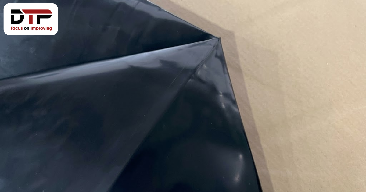 Lớp bạt HDPE gia cố tại góc bể trước khi bấm khoen hoàn thiện