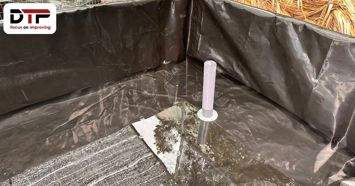 Mặt bích thoát nước lắp trên bể bạt HDPE tại xưởng DTP