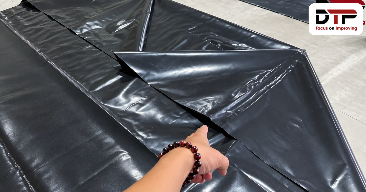 Xếp góc và dựng cạnh tấm bạt HDPE để tạo thành bể hình chữ nhật